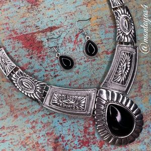 Linked statement bib necklace set